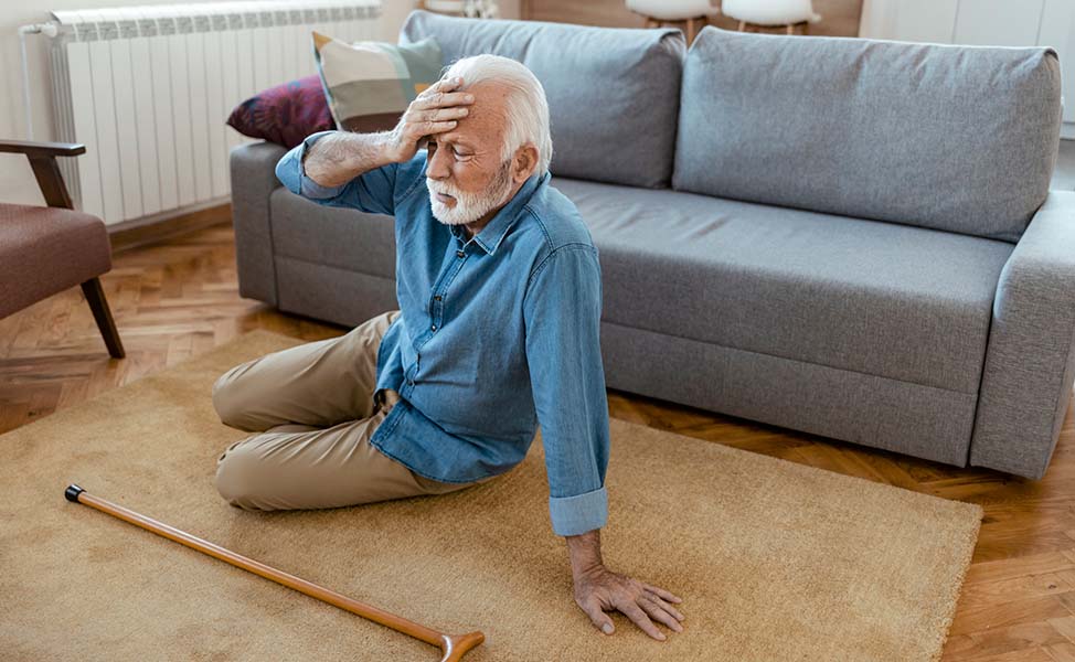 Senhor tendo um ataque isquêmico