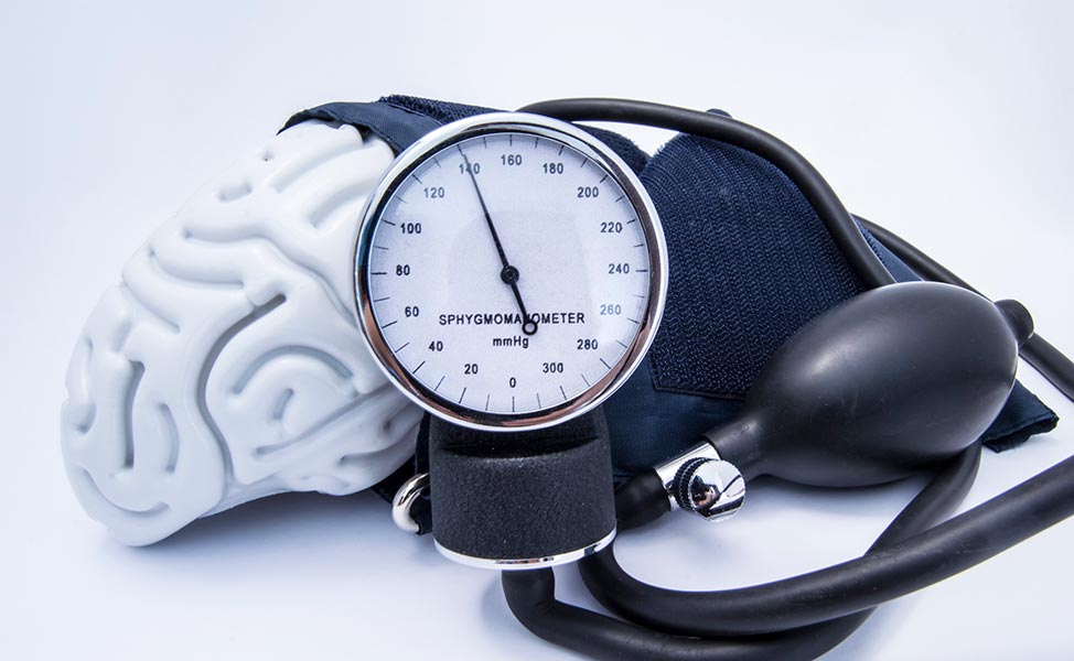 A figura do cérebro humano envolto manguito de esfigmomanômetro com bulbo